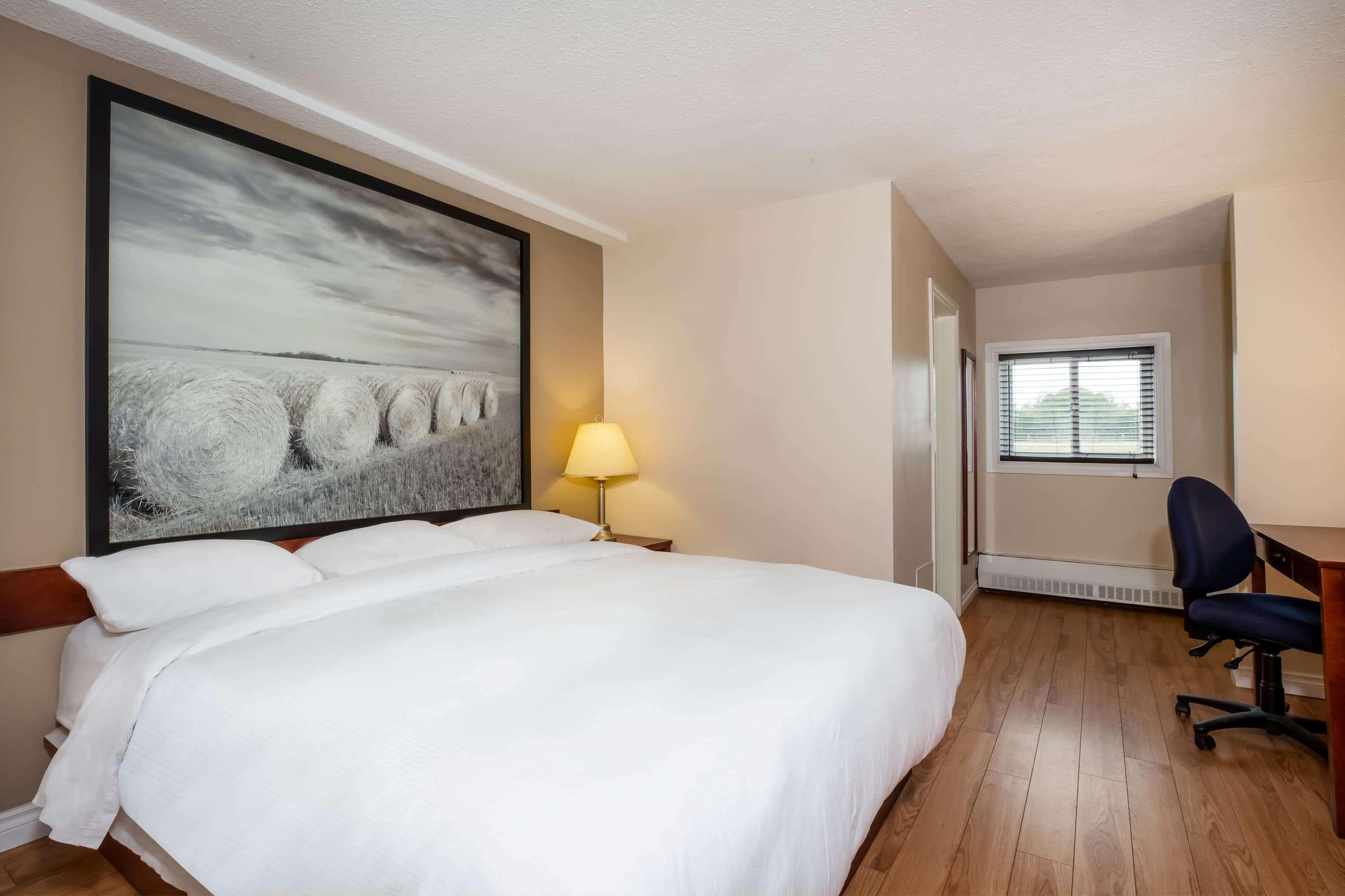 Super 8 By Wyndham Smoky Lake Exteriör bild
